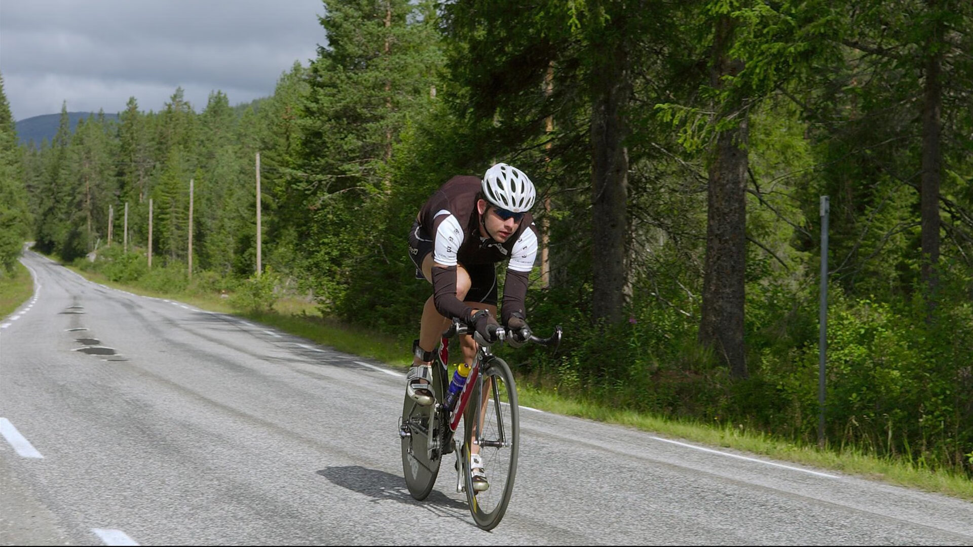 乔治·巴尔:他不仅能在防线上阻挡对手,还能通过精准的传球带动进攻